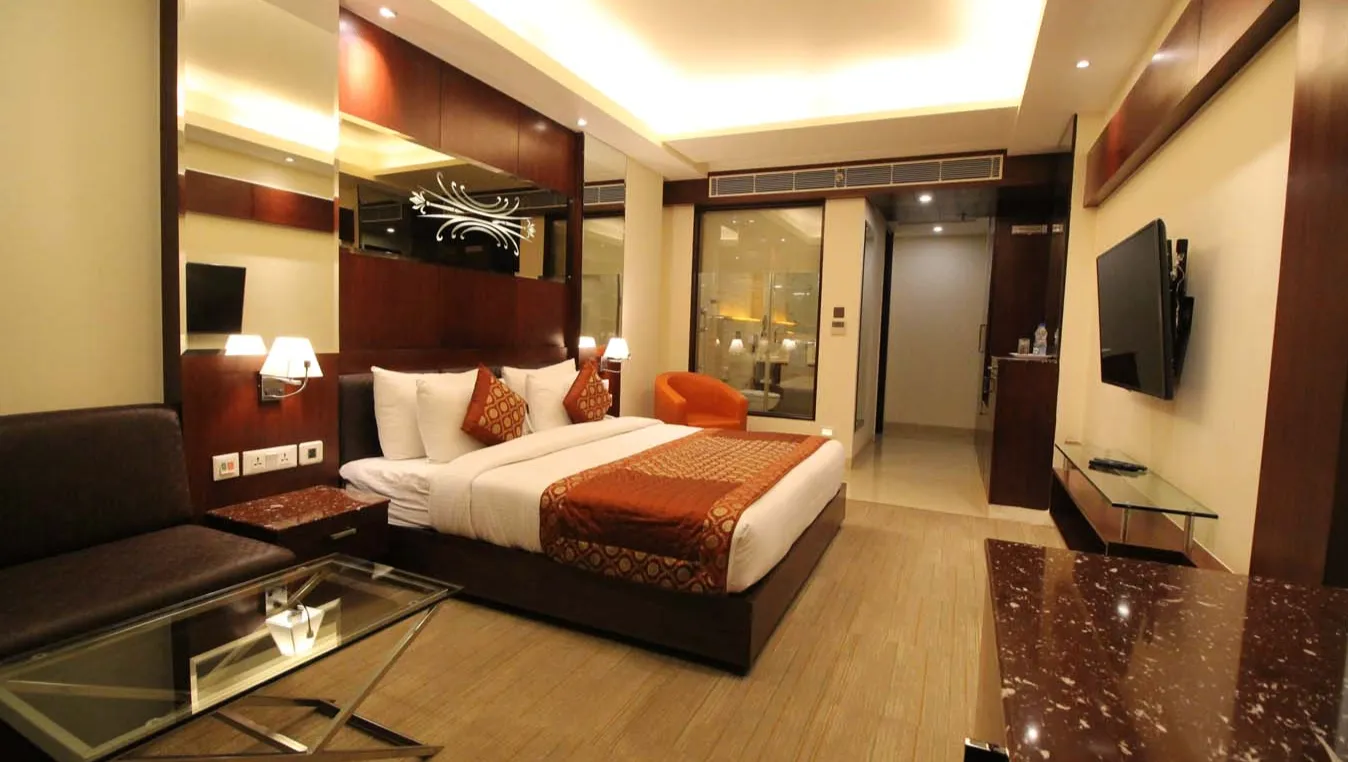 Club Metro Facing Room