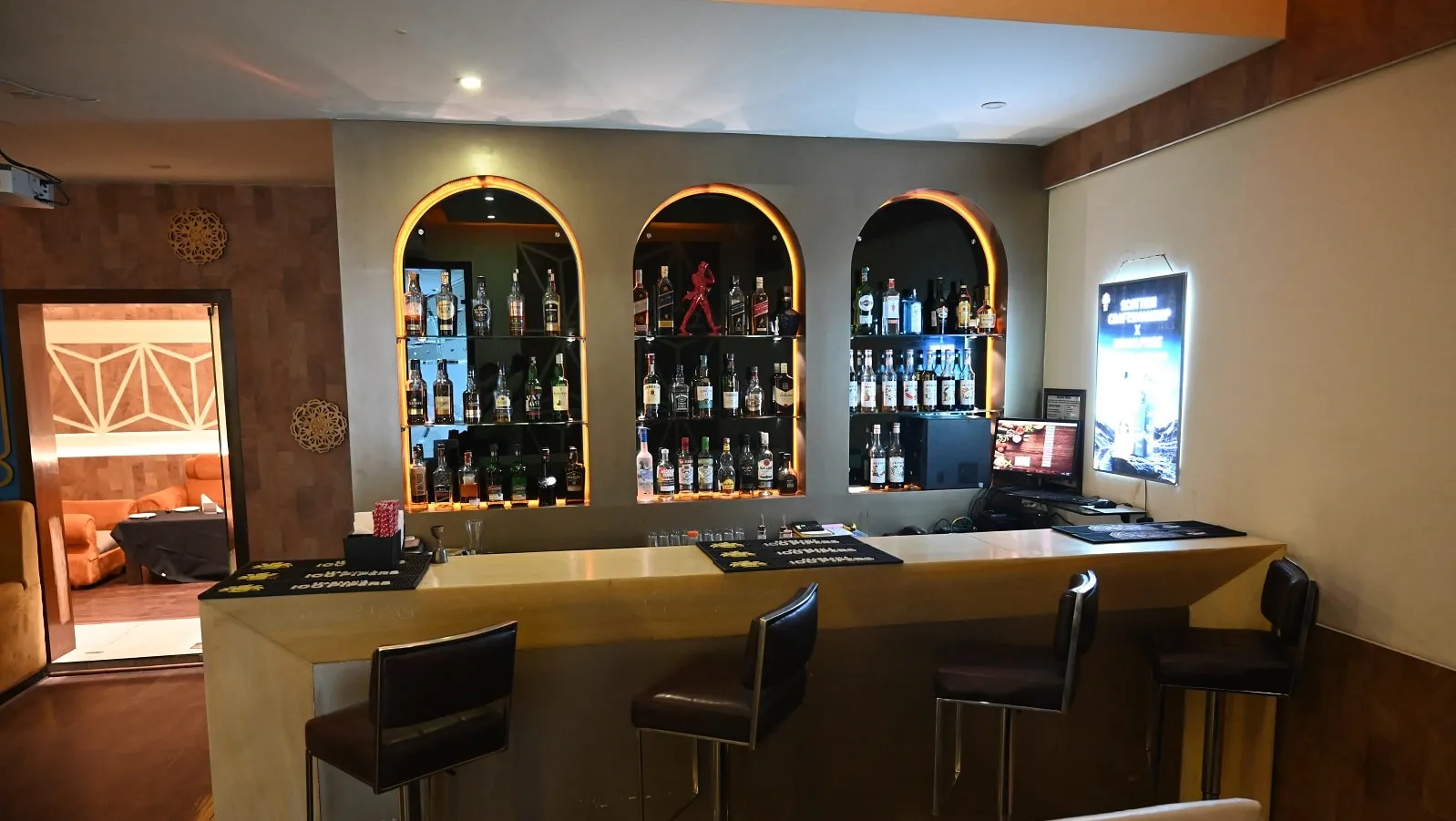 Bar & Dining