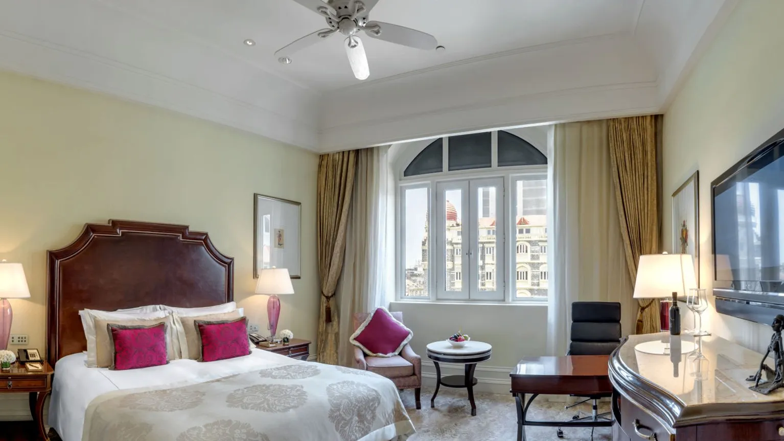 LUXURY GRANDE ROOM CITY VIEW KING BED