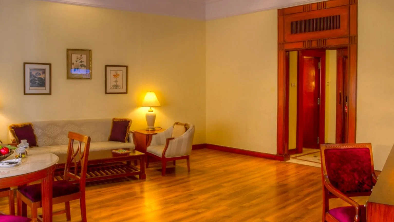 EXECUTIVE SUITE WITH SEPARATE LIVING ROOM KING BED