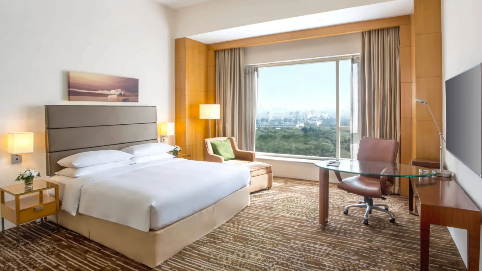 1 King Bed With Club Access