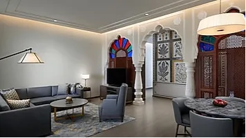 Royal Diplomat Suite