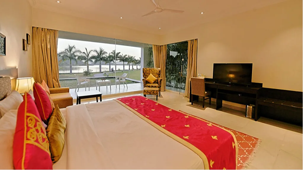 LUXURY LAKEVIEW ROOMS