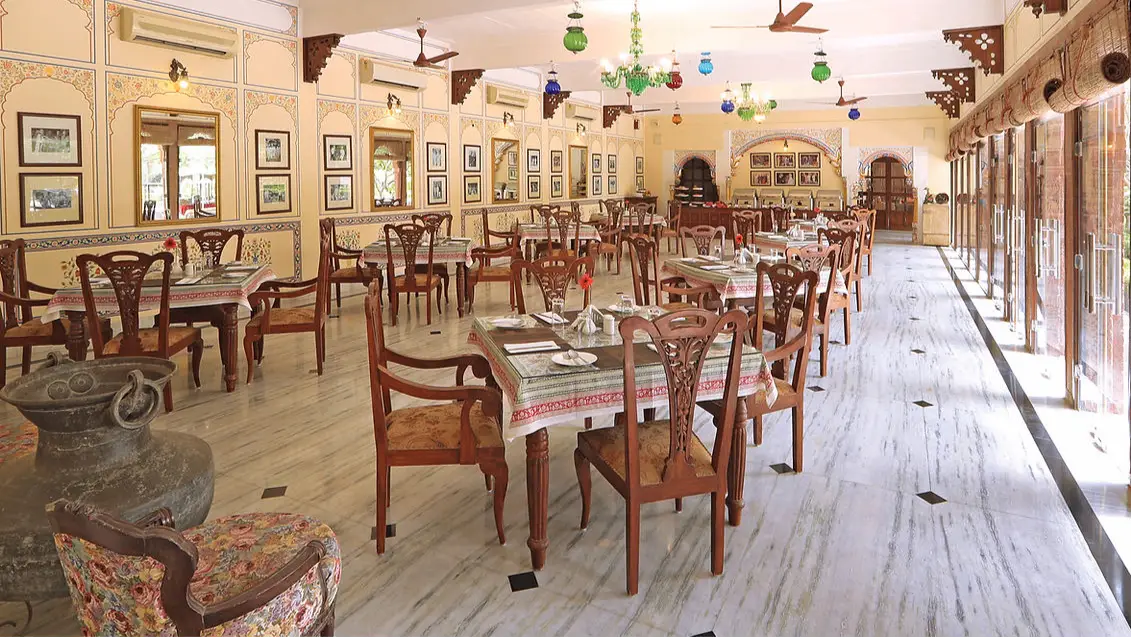  DINNER AMIDST LAVISH SETTINGS