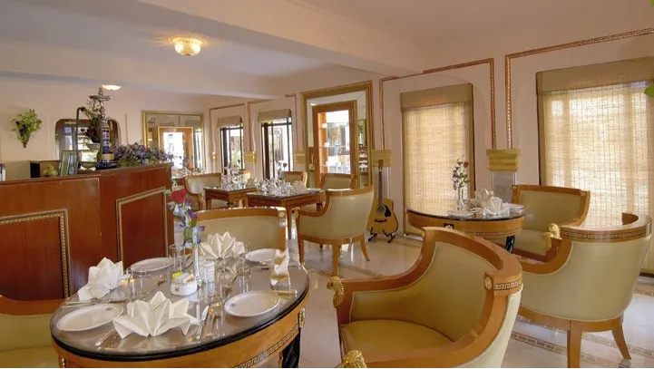 The Royal Lounge, Cafe