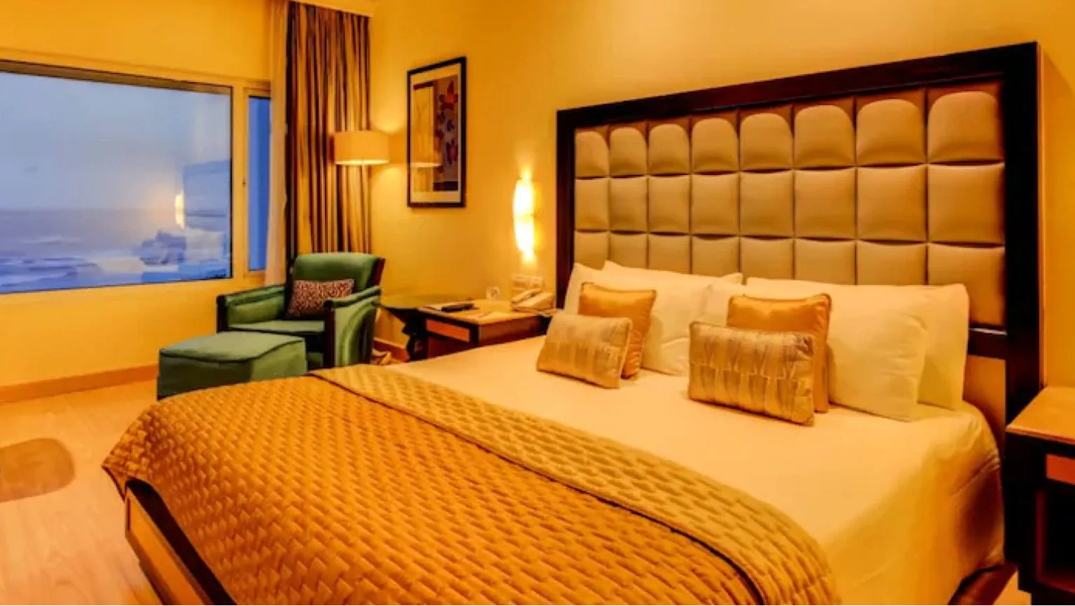 DELUXE SUITE SEA VIEW KING BED