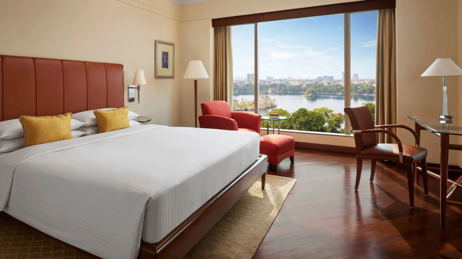  1 King Bed with Club Access