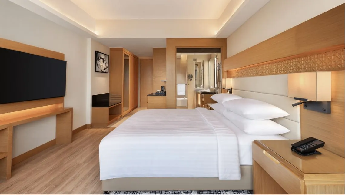 Club level, Guest room, 1 King, Mountain view, Corner room