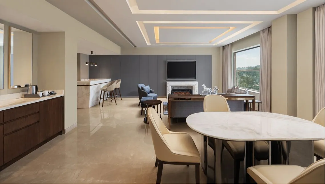 Club lounge access, 1 Bedroom Penthouse Suite, 1 King, Mountain view, Balcony