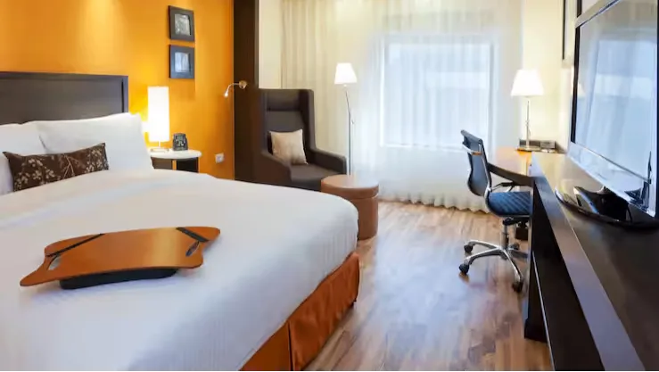 1 Queen Bed Accessible W/sofabed Nonsmoking