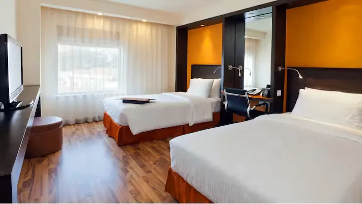 1 Queen Bed W/sofa Nonsmoking