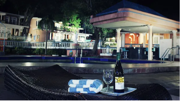 Double Vision – Lounge Bar