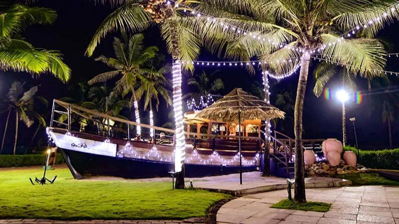 FINS & RAMBOOZE – A BEACH RESTAURANT IN GOA