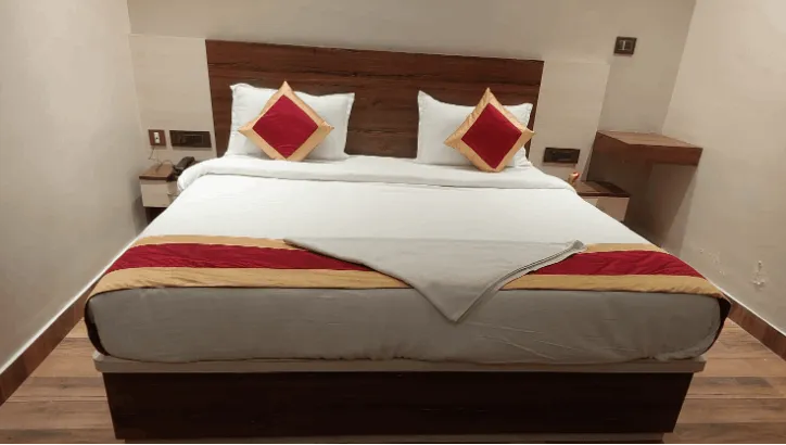 Deluxe Pool View Room