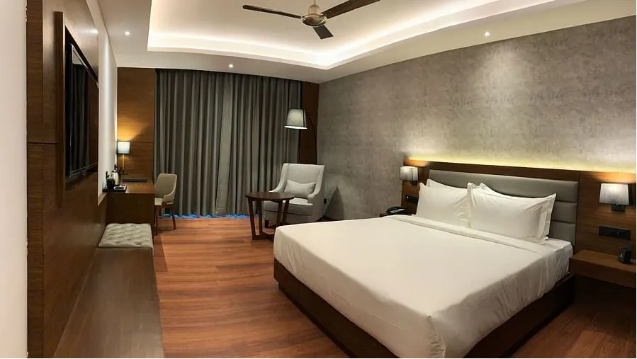 Lake View Deluxe Rooms with Balcony (Breakfast & Dinner)