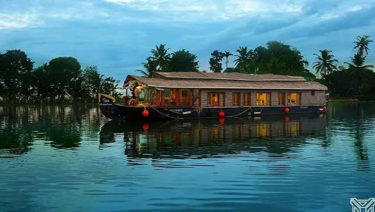 Abad Premium Houseboat