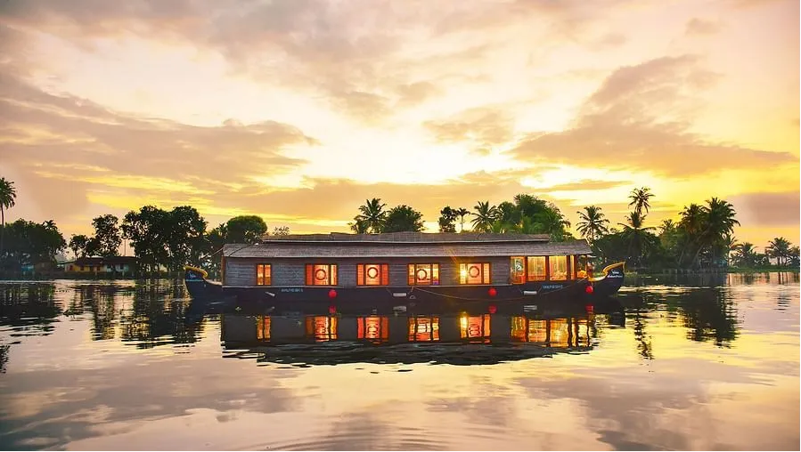 Abad 2 Bedroom Premium Houseboat