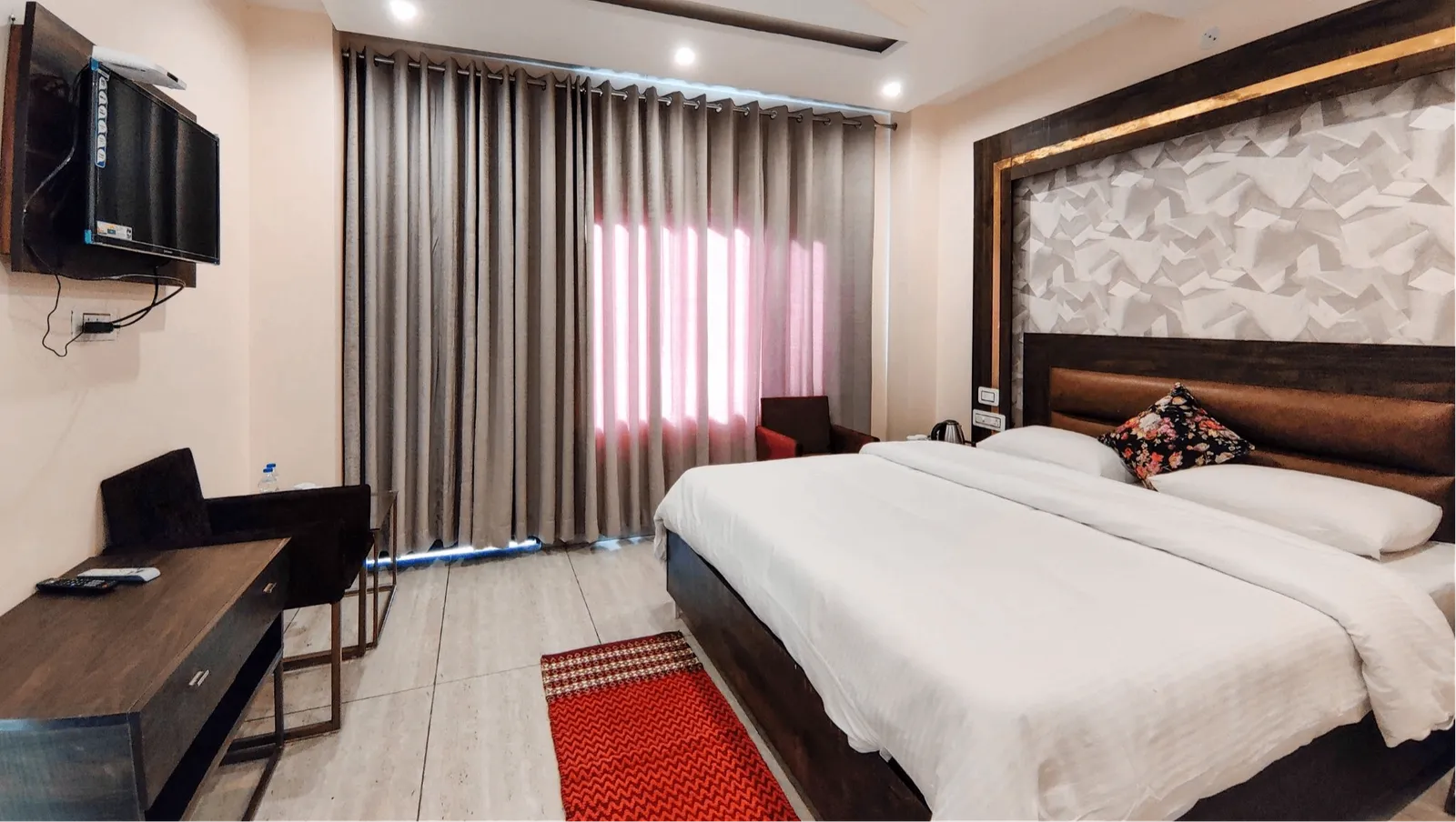 Mountain Room With Balcony