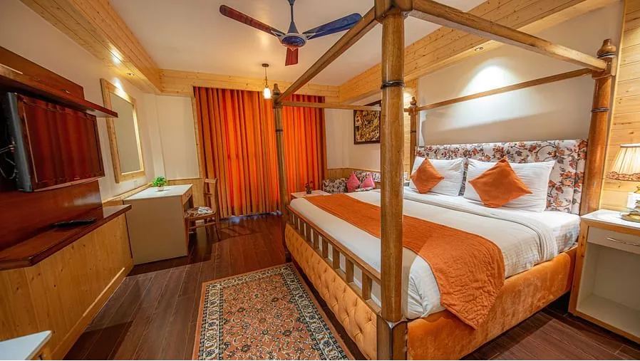 Royal Honeymoon Room with Balcony and Bathtub (heated/cooled)