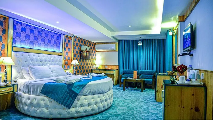 Maharaja Honeymoon Room with Balcony and Bathtub (heated/cooled)