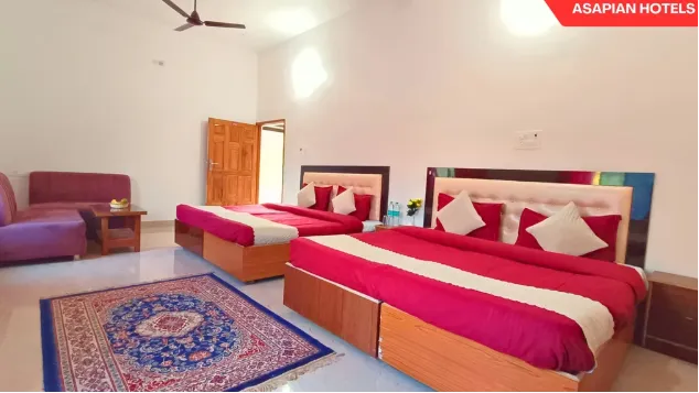 2 KING BED WITH SEATING AREA 