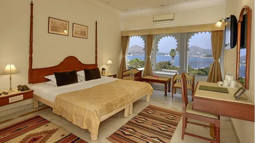 Deluxe Lake-Facing Room