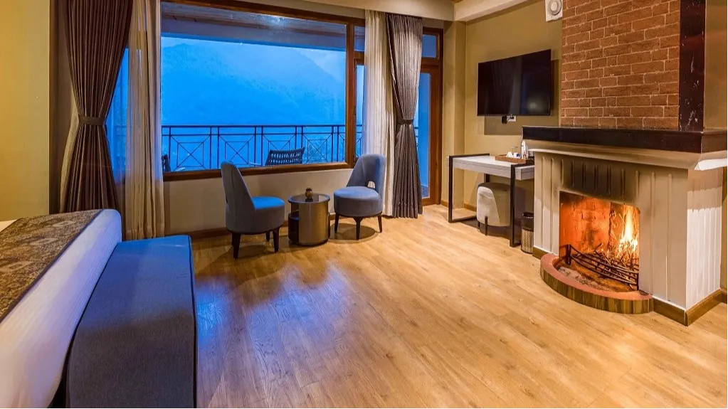 LUXURY ROOM WITH BALCONY & FIREPLACE