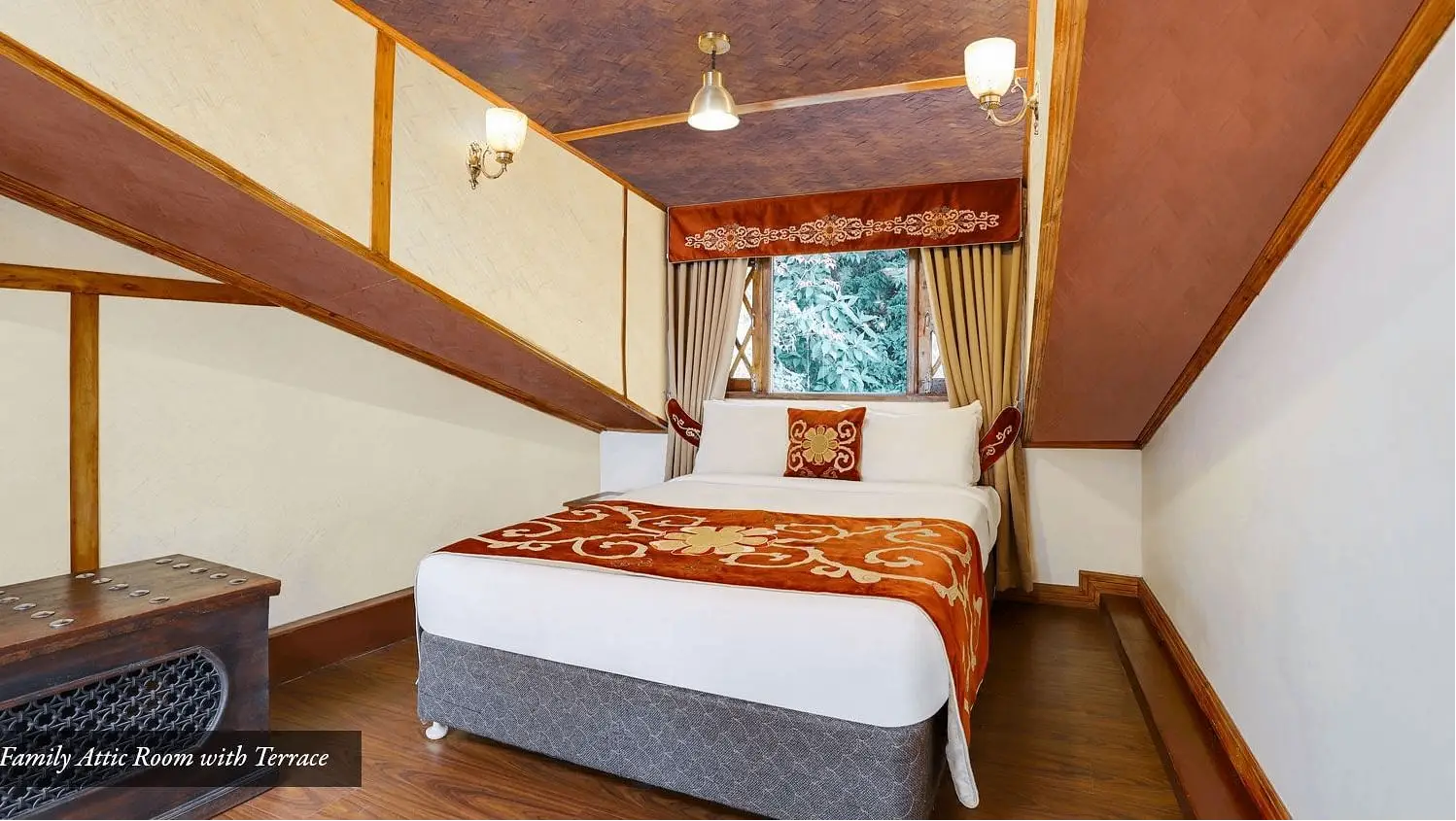 FAMILY ATTIC ROOM WITH PRIVATE TERRACE