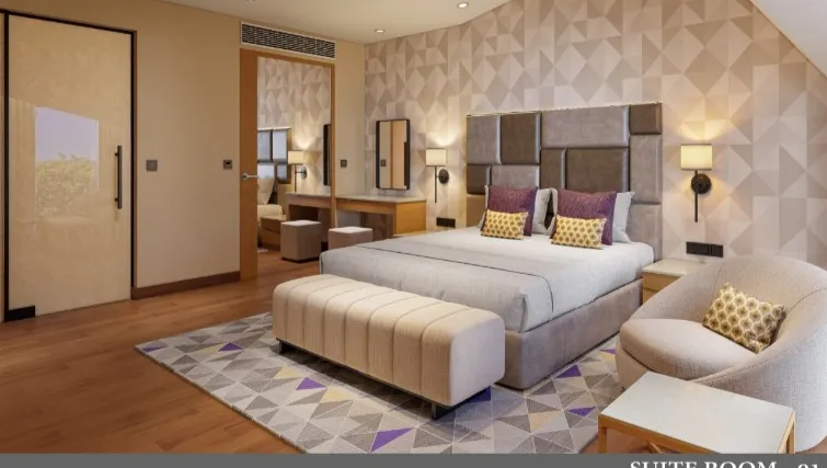 Deluxe Suite 1 Bedroom City View King Bed