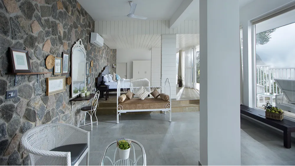 Manor Hills (Premium)