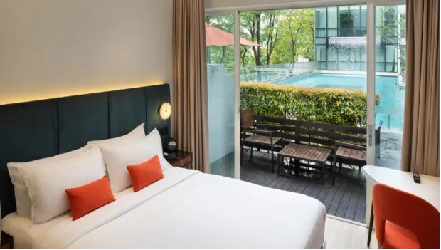 Premier Queen with Pool Access