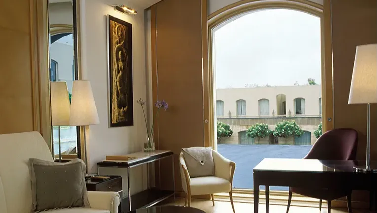 EXECUTIVE SUITES ROOM