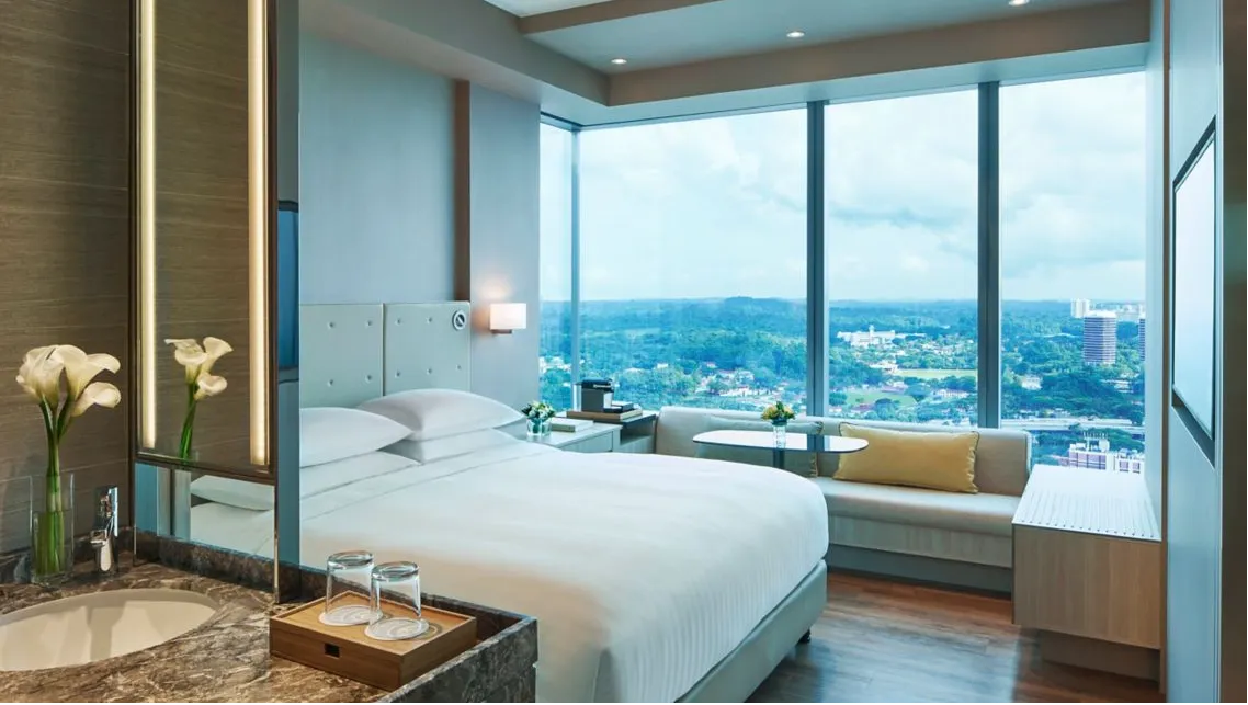 Guest room, 1 King, Skyline view, Corner room, High floor
