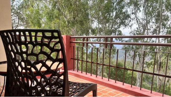 Crestmont Snow View Cottage with Balcony