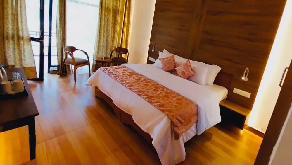 Crestmont Mountain View Cottage with Balcony