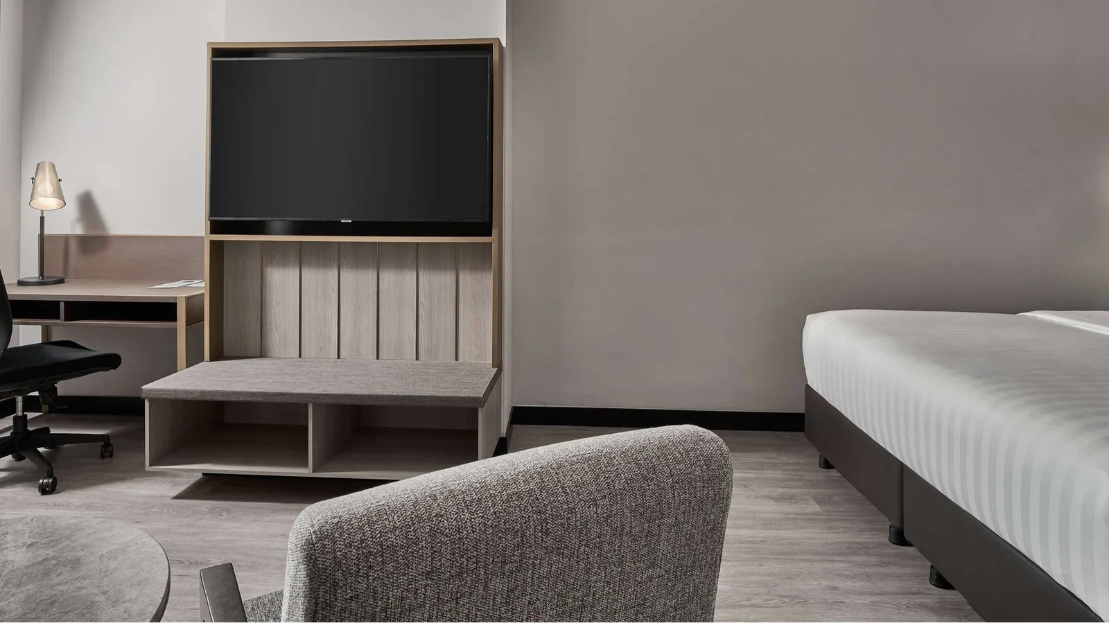 superior corner room with 1 king bed