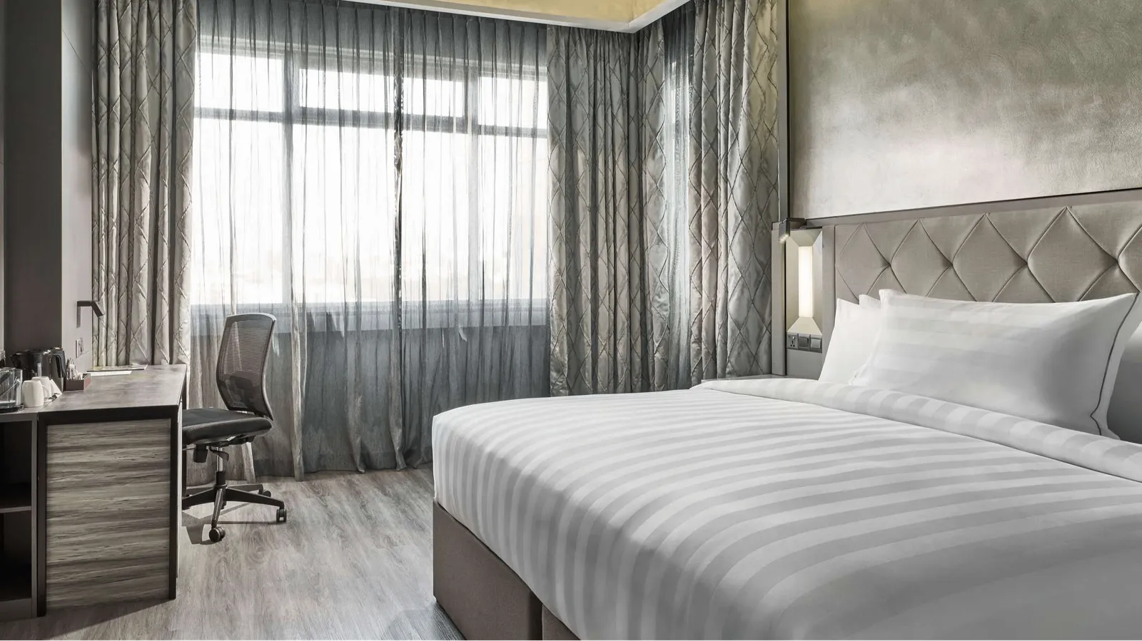 delux room with one king bed