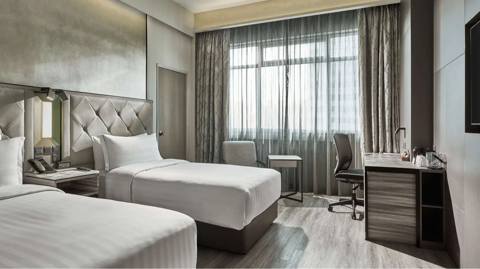 delux corner room with 1 king bed