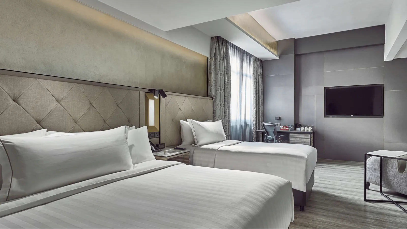 Delux triple room with 1 king bed one single bed