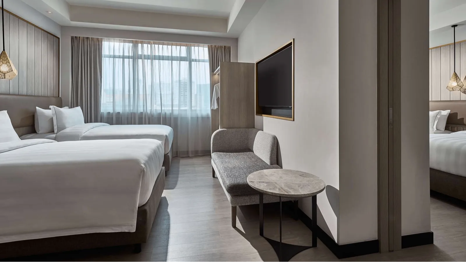 Premier family room with one king bed and 4 single beds 