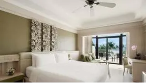 Deluxe Pool View Room