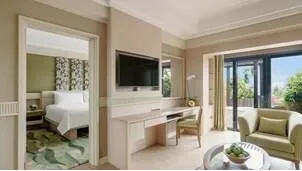 Deluxe Sea View Suite