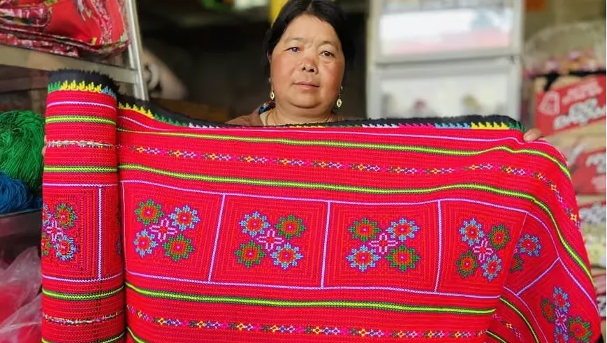 Experience the vibrant Pa Co market