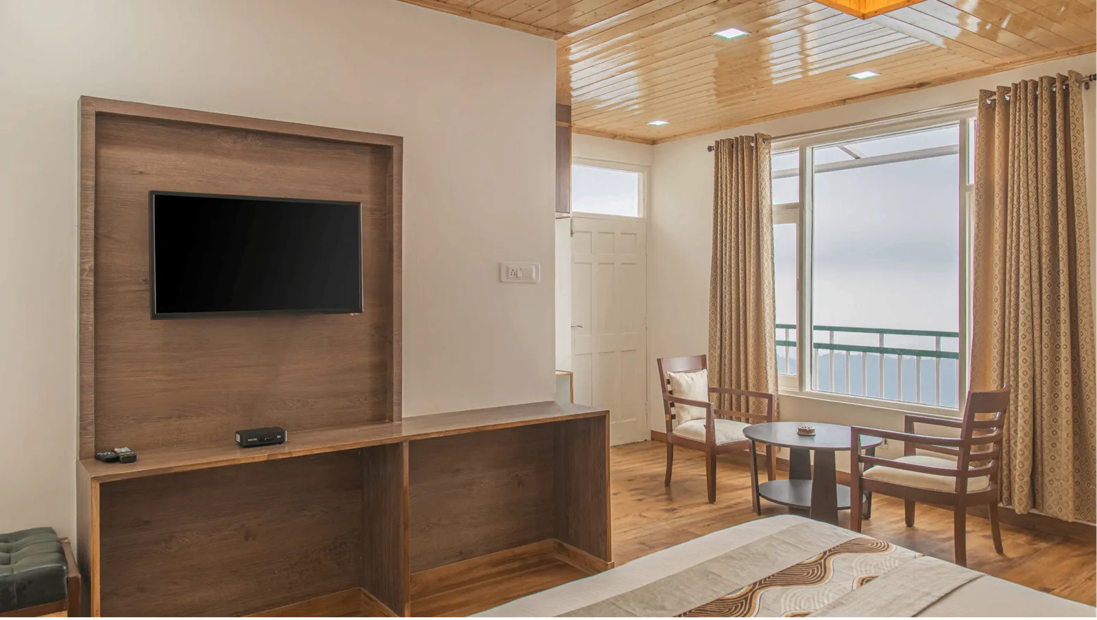 Superior Deluxe Room with Balcony (Mountain View) 