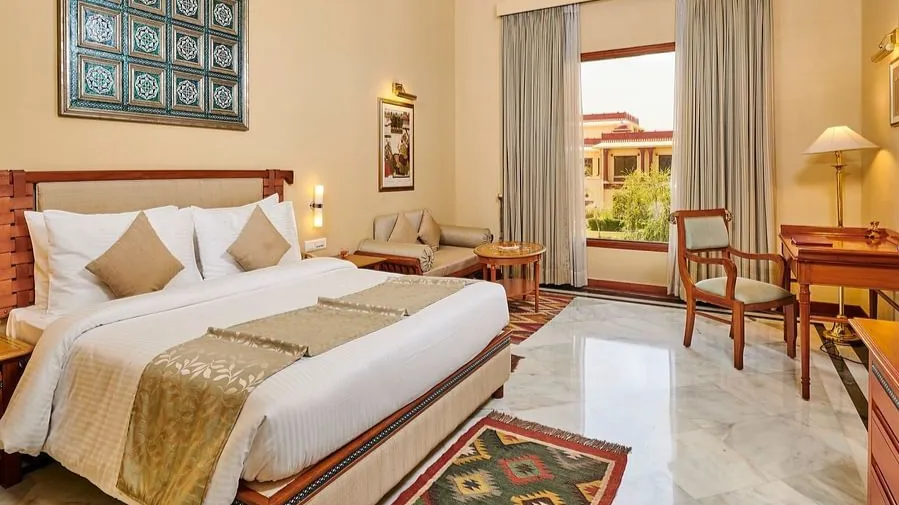 Royal Courtyard King Bed