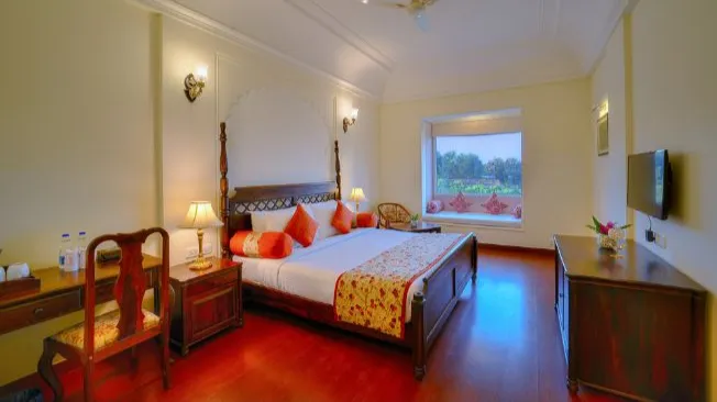 Club Room With Jharokha