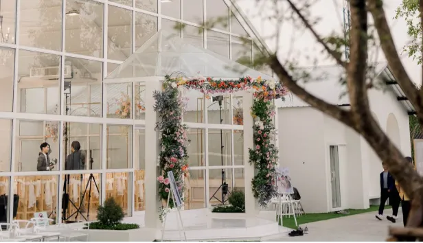 Sherlyn : Glass House & Garden — main image