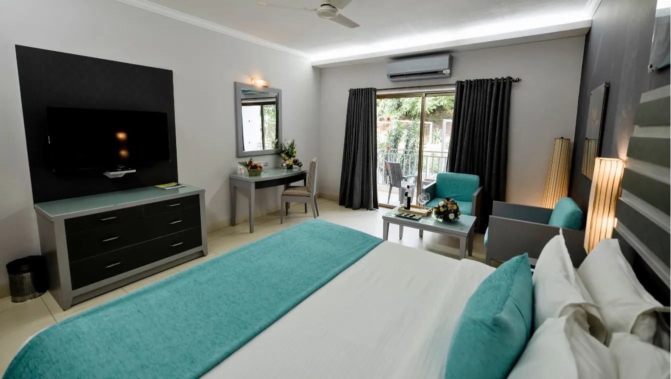  Deluxe Pool View Room 