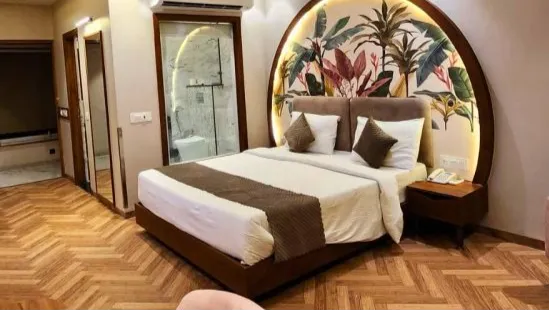 Luxury Mountain & Pool View Room