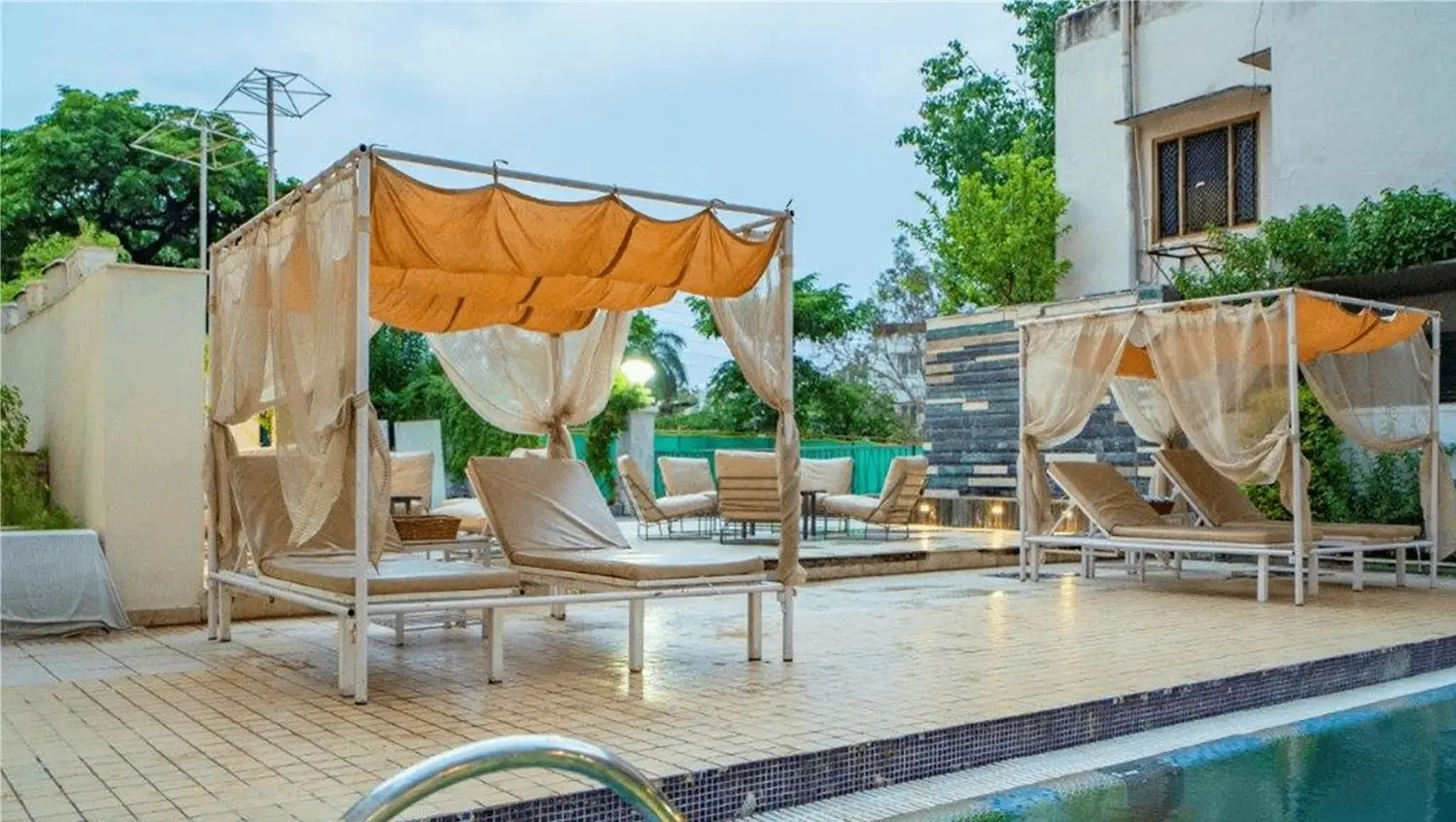 POOLSIDE GRILL